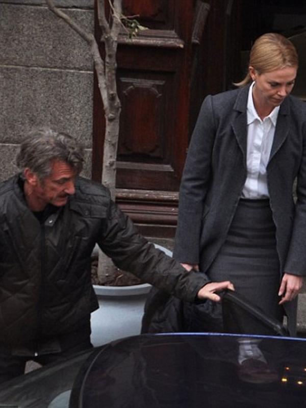 Sean Penn membukakan pintu mobil untuk Charlize Theron (via dailymail.co.uk)