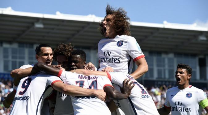 Pemain PSG merayakan gol yang dicetak Edinson Cavani ke gawang Lyon dalam final Piala Super Prancis 2015 di Stadion Stade Saputo, Montreal, Minggu (2/8/2015) dini hari WIB. (AFP Photo/Franck Fife)