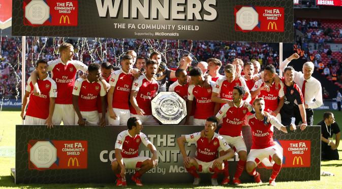 Arsenal menjuarai  Community Shield setelah mengalahkan Chelsea dengan skor 1-0 di Wembley Stadium, Minggu (2/8/2015) malam WIB. (Reuters / Andrew Couldridge)
