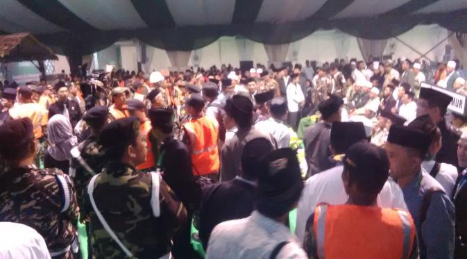 Ricuh mewarnai rapat pleno Muktamar ke-33 NU di Alun-alun Jombang, Jawa Timur, Minggu (2/8/2015) malam. (Liputan6.com/Dian Kurniawan) 