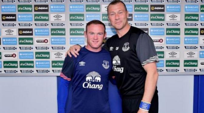 Wayne Rooney dan legenda Everton Duncan Ferguson (twitter.com/Everton/media)