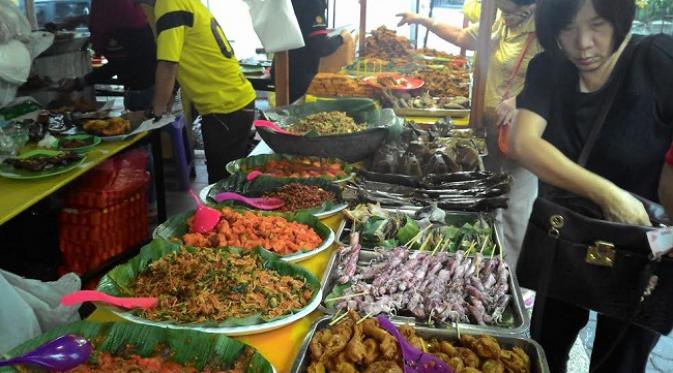 Berbagai menu masakan Sunda di warung Nasi Alam Sunda, Cianjur.