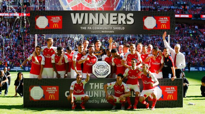 Para pemain Arsenal merayakan selebrasi usai memenangkan gelar FA Community Shield di Wembley Stadium, Minggu (2/8/2015). Arsenal menang atas Chelsea dengan skor 1-0. (Reuters/Darren Staples)
