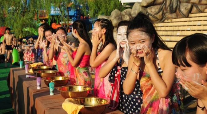 Para peserta perempuan tengah menghapus make-up/Shanghaiist.com