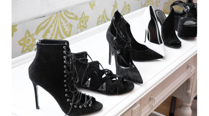 Kendall + Kylie, merek fesyen kedua saudara Jenner akan segera luncurkan koleksi sepatu mereka.