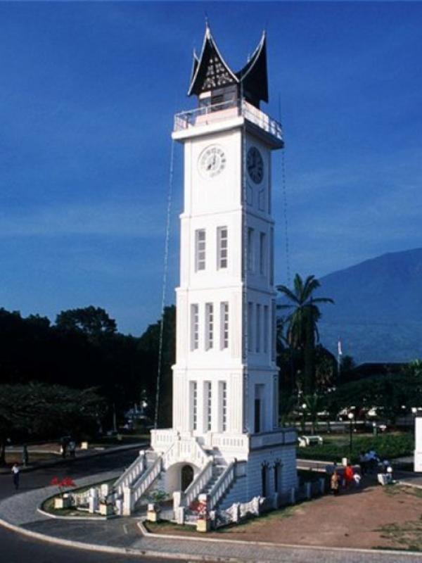 Lahir di Sumatera Barat (Via: hotelpadang.net)