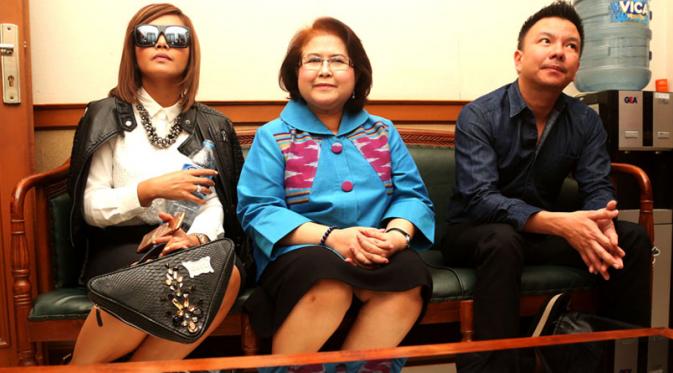 Denada, Elza Syarief dan Jerry Aurum di Pengadilan Agama Jakarta Selatan [Foto: Faisal R. Syam/Liputan6.com]