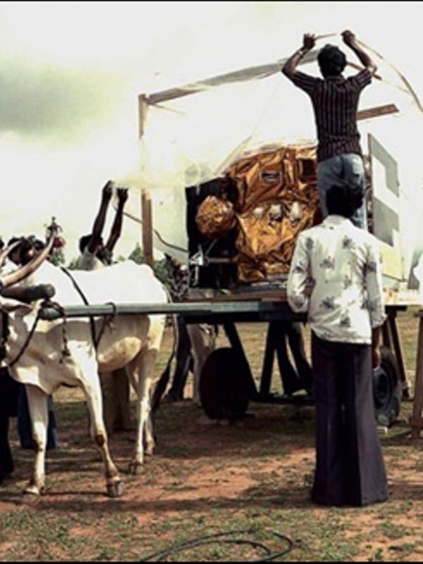 Satelit apel, satelit pertama milik India yang dibawa pakai andong sapi | Via: diply.com