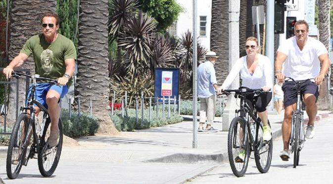 Arnold Schwarzenegger bersepeda bareng pacarnya.  (Foto: Daily Mail UK)