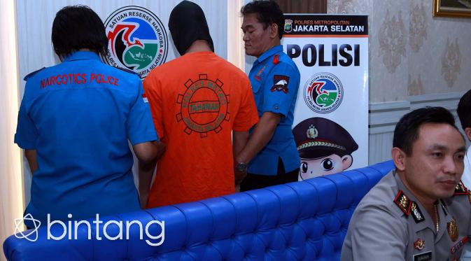 Artis Eza Gionino tidak bisa mengelak kala polisi menangkapnya di kediamannya di kawasan Perumahan Cibubur Country, Cikeas, Kota Bogor, Jawa Barat. Pasalnya, polisi menangkap EG bersama barang bukti yang kuat. (Deki Prayoga/Bintang.com)