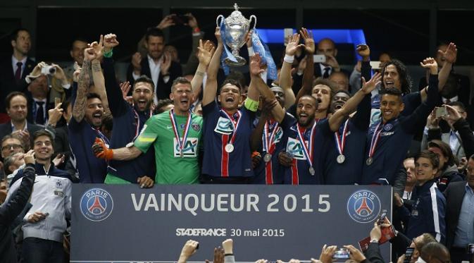 Paris Saint-Germain memenangi trofi Piala Prancis usai mengalahkan AJ Auxerre di final, 30 Mei 2015. (EPA/IAN LANGSDON)