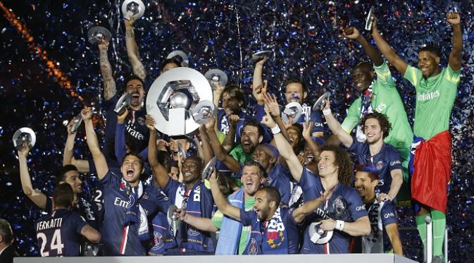 Perayaan Paris Saint-Germain saat menjadi kampiun Ligue 1 usai pertandingan terakhir mereka menghadapi Reims, 23 Mei 2015. (EPA/ETIENNE LAURENT)
