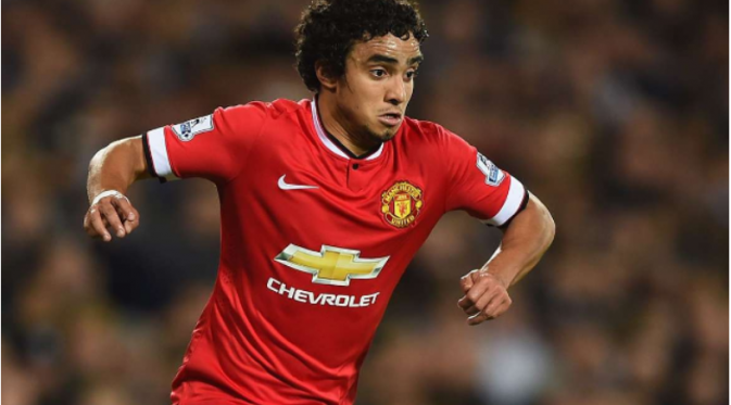 LEPAS - Manchester United melepas bek Rafael ke Lyon. (Guardian)