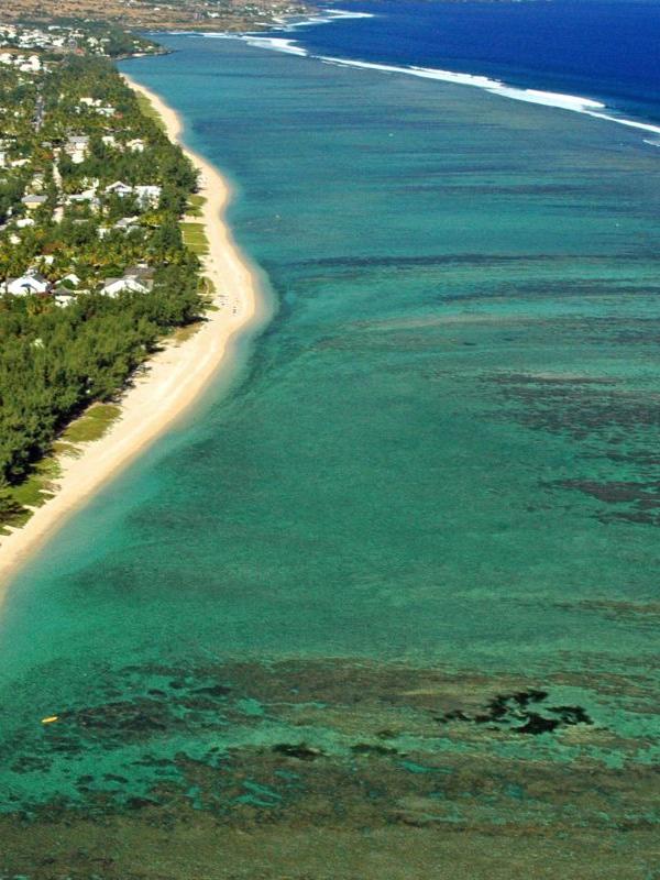 Pulau Reunion, Perancis. | via: golfworldresorts.com