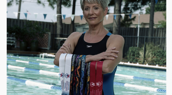 Usia 73 tahun, DeEtte Sauer tetap berpretasi dengan hobi berenangya. (Foto: Prevention/Ben Sklar)