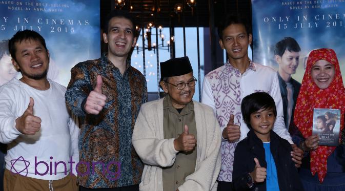 BJ Habibie terlihat foto bersama dengan pemeran utama dari film 'Surga yang Tak Dirindukan', Fedi Nuril. (Galih W. Satria/Bintang.com)