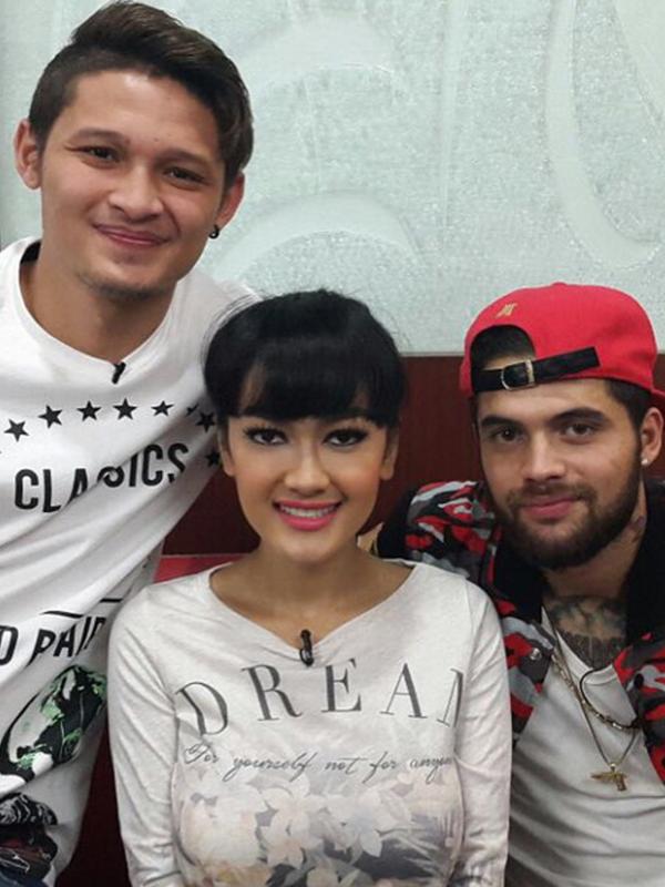 Julia Perez berpose bersama Diego Michiels dan Syamsir Alam. (foto: instagram.com/juliaperrezz)