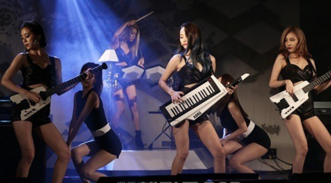 Wonder Girls mendapatkan kritikan pedas karena dianggap tak layak menjadi sebuah band. 