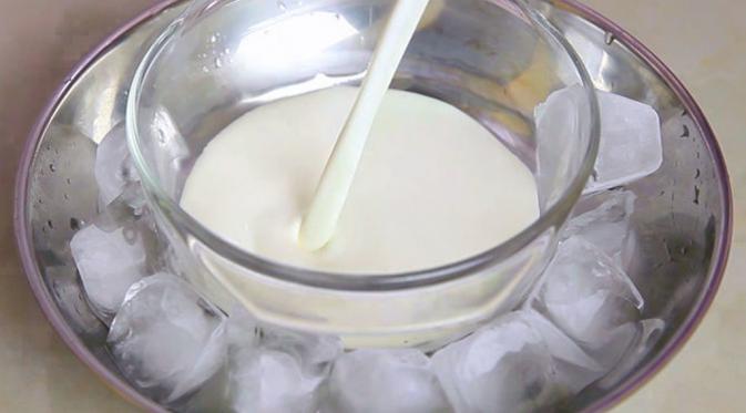 Whipped cream cair (Via: wikihow.com)