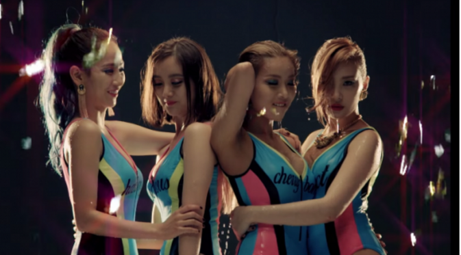 Wonder Girls dengan konsep band, terdiri dari Yubin, Hyerim, Sunmi dan Ye Eun.