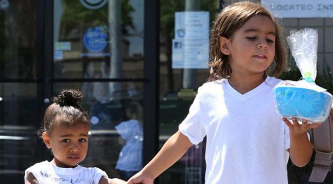 Anak Kim Kardashian kompak dengan sepupunya (dailymail.com)