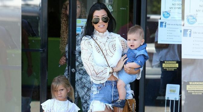 Kourtney Kardashian bersama dua anaknya (dailymail.com)