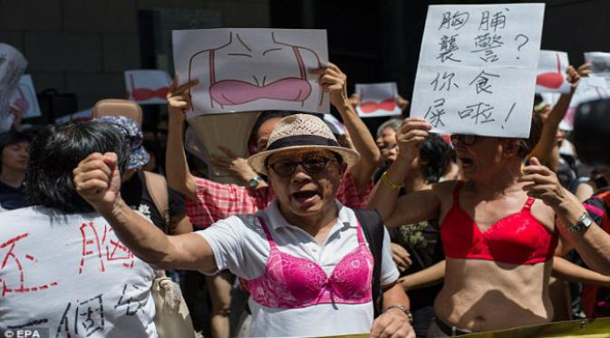 Puluhan aktivis mengenakan bra di luar markas polisi Wan Chai di Hong Kong dengan aksi  'payudara berjalan'