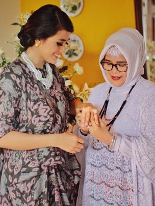 Ratu Anandita disematkan cincin oleh ibunda Mario Irwinsyah, Ida Leman.[Foto: Instagram Mario Irwinsyah]