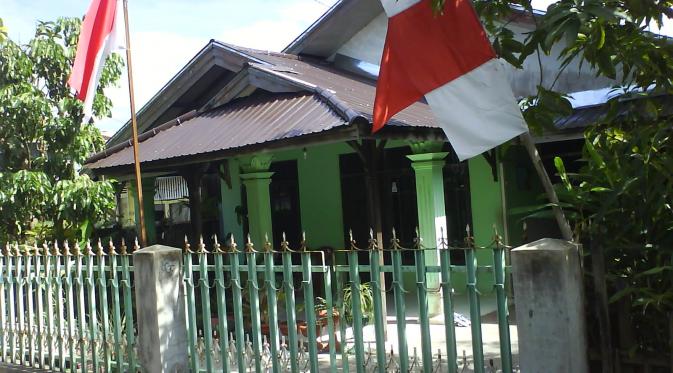 Pasang bendera depan rumah (Via: ramlinawawiutun.blogspot.com)