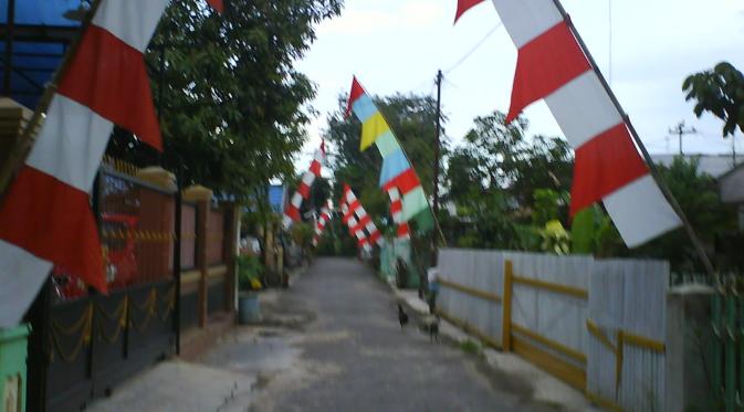 Gang dan jalanan ramai dengan atribut bendera (Via: ramlinawawiutun.blogspot.com)
