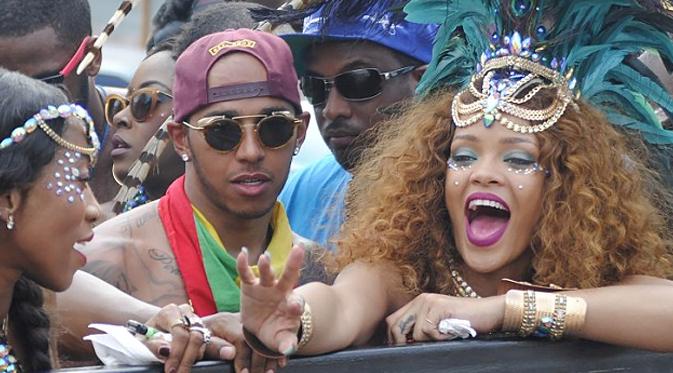 Rihanna dan Lewis Hamilton saat berpesta Kadooment Day Parade di Barbados. (foto: dailymail)