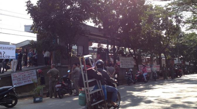 Warga memblokir lintasan kereta api di Tangerang (Liputan6.com/ Naomi Trisna)