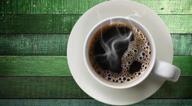 Ternyata kopi juga bisa jadi solusi saat anda mengalami sakit kepala. Karena kandungan kafein dalam kopi 40% lebih efektif mengobati sakit kepala. Tapi ingat, jangan terlalu banyak minum kopi karena bisa memicu sakit kepala lagi. (huffingtonpost.com)