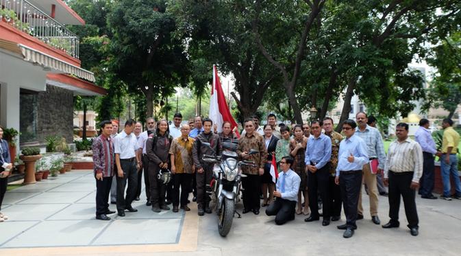 Perjalanan Mario Iroth dari Bandung menuju Paris telah memasuki hari ke-100