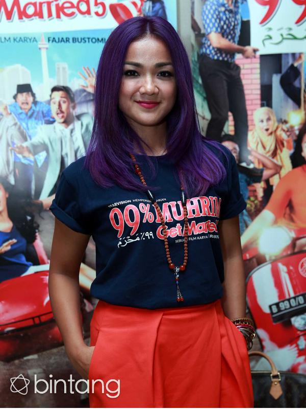 Kini Nirina telah kembali ke gaya aslinya dengan tampilannya warna rambut yang mencolok. Istri Ernest Fadyan Syarif ini mengaku mewarnai rambutnya dengan warna ungu lantaran permintaan sang anak. (Deki Prayoga/Bintang.com)