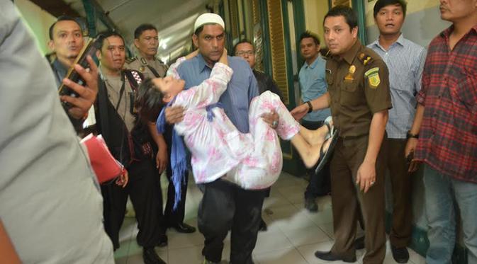 Bibi Randika mengaku sakit keras dan harus digendong suaminya yang juga terdakwa dalam kasus pembunuhan PRT, Syamsul Anwar, ke ruang sidang di PN Medan. (Liputan6.com/Reza Perdana)