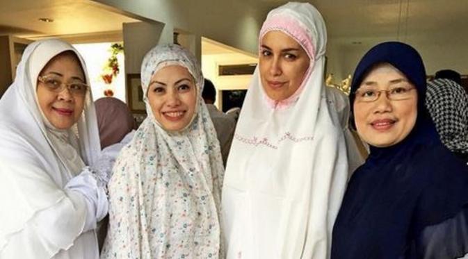 Sophia Latjuba usai salat jenazah (Instagram)