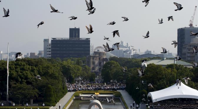 Pelepasan burung merpati di acara peringatan ke-70 ledakan bom atom Hiroshima, Jepang. (Reuters)