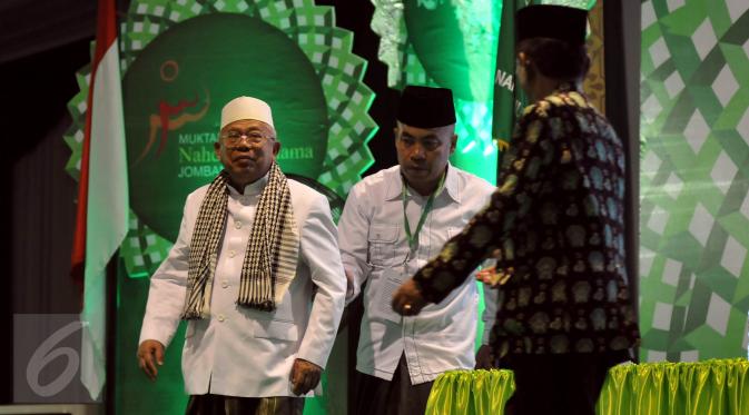 KH Makruf Amin (kiri) terpilih sebagai ketua Rais Am PBNU menggantikan Mustoffa Bisri (Gus Mus) pada Muktamar NU ke - 33, di Jombang, Jawa Timur, Kamis (6/8/2015). (Liputan6.com/Johan Tallo)