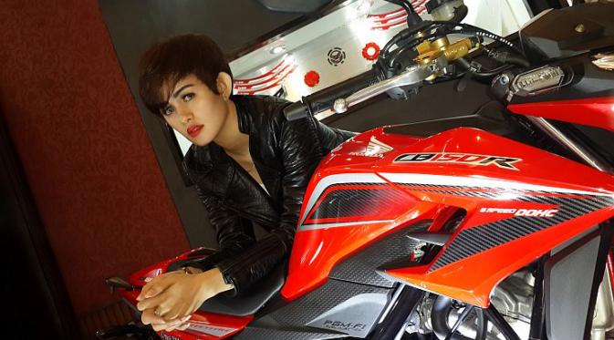 Gadis-gadis cantik ini berpose bersama Honda Sonic dan CB150R