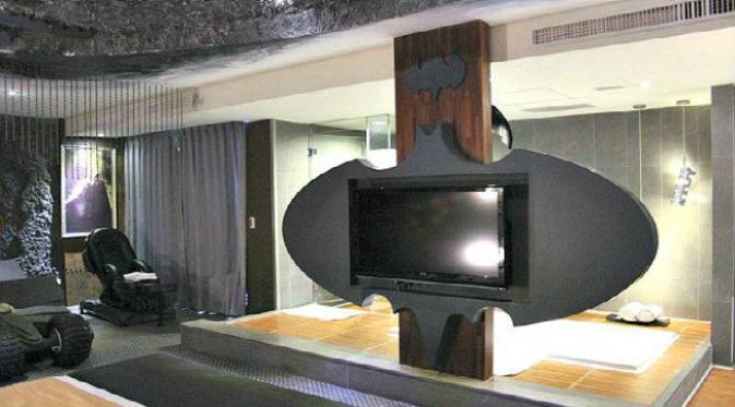 fasilitas flat screen 'bat tv' yang berada dekat bath tub. Mewah 
