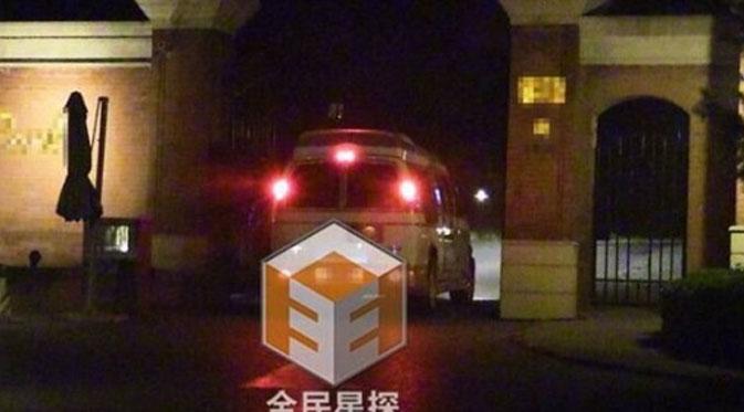 Mobil yang ditumpangi Song Seung Hun dan Liu Yifei memasuki rumah peristirahatan (via soompi.com)