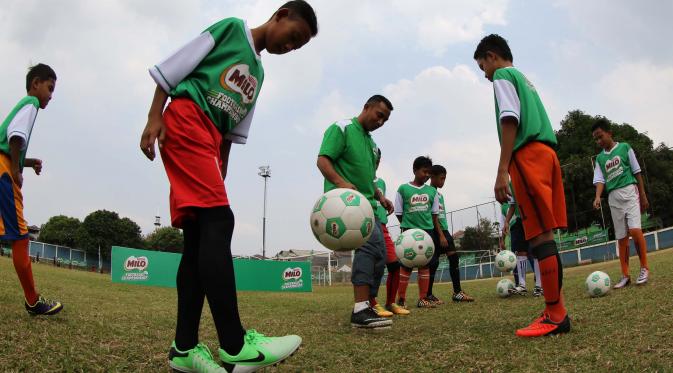 Pemain Timnas Indonesia, Firman Utina, menjadi mentor bagi sembilan Pemain Terbaik MILO Football Championship dalam coaching clinic yang di gelar di Stadion Bea Cukai, Rawamangun, Jakarta. Kamis (6/8/2015). (Bola.com/Arief Bagus)