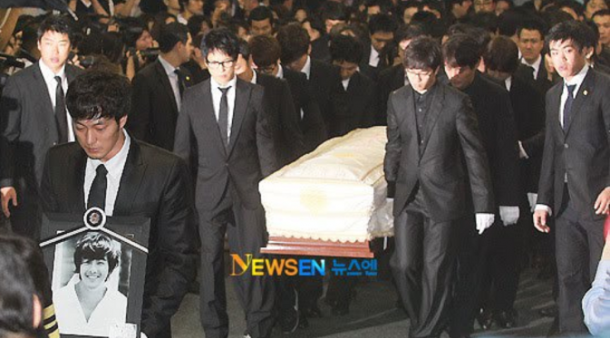 Suasana pemakanan Park Yong Ha yang ditemukan tewas bunuh diri,  30 Juni 2010 silam.