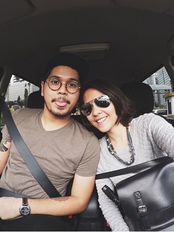Sambil menunggu kemacetan di ibu kota, mereka berdua melakukan selfie didalam mobil untuk mengusir kejenuhan. Terpancar aura bahagia diraut wajah mereka berdua. (Via Instagram/@petra_sihombing)