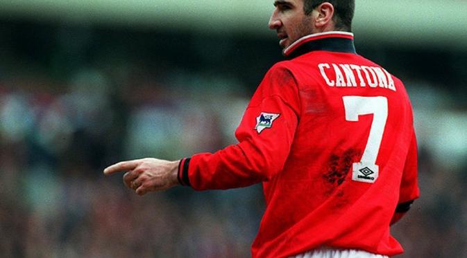 Eric Cantona mengenakan nomor keramat Manchester United