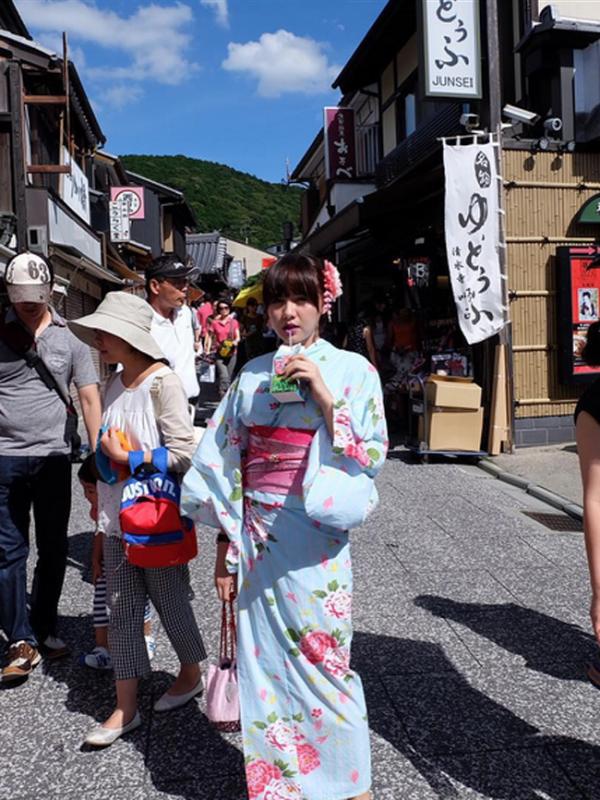 Vicky Shu mencoba kimono di Jepang. (Instagram @vickyshu)