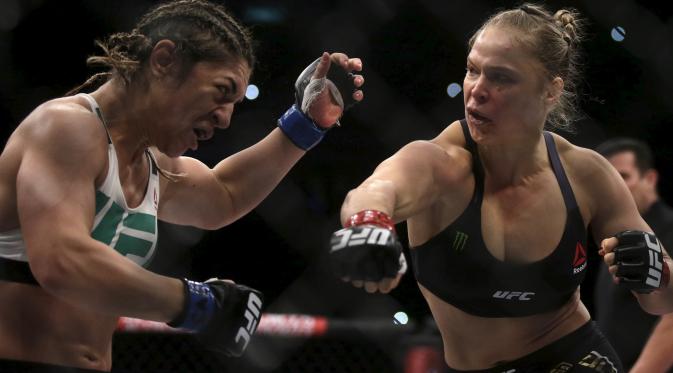 Ronda Rousey (kanan) saat mempertahankan gelar Ultimate Fighting Championship (UFC) dengan mengalahkan Bethe Correia di Rio de Janeiro, Brazil. (1/8/2015). (Reuters/Ricardo Moraes)