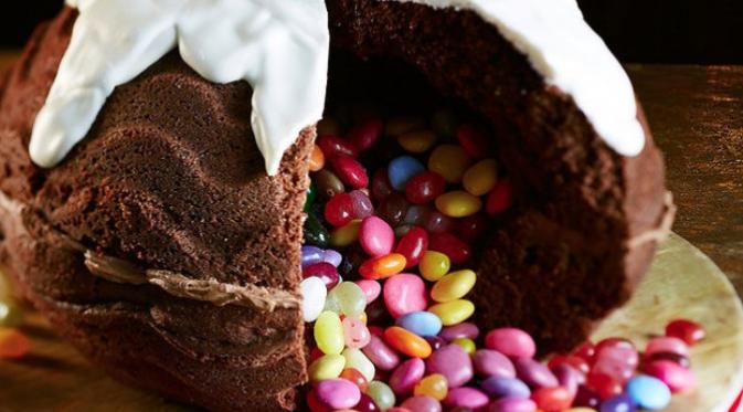 Chocolate Christmas Pudding Piñata Cake | via: buzzfeed.com