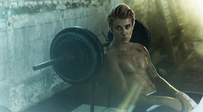 Pemotretan Justin Bieber tampil shirtless untuk Cosmopolitan edisi September. (foto: eonline)